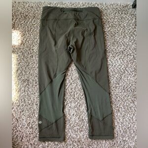 Women Lululemon green capri tights Size 8